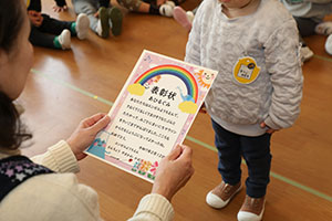 マラソンの表彰式が行われました　ひよこ・あひる