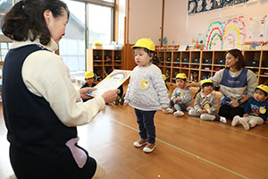 マラソンの表彰式が行われました　ひよこ・あひる