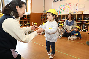 マラソンの表彰式が行われました　ひよこ・あひる