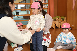 マラソンの表彰式が行われました　ひよこ・あひる