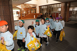 小学校で交流会が行われました　