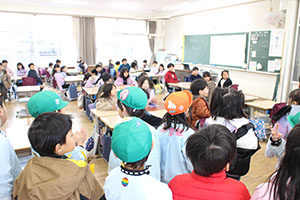 小学校で交流会が行われました　