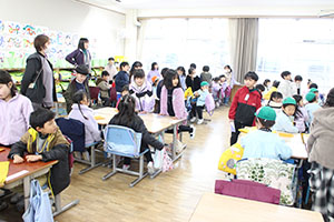 小学校で交流会が行われました　