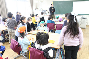 小学校で交流会が行われました　
