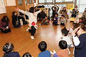 作品展参観が行われました　あひる・ひよこ組　NO．2