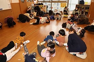 作品展参観が行われました　あひる・ひよこ組　NO．2