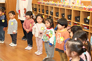 作品展参観が行われました　あひる・ひよこ組　NO．2