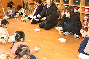 作品展参観が行われました　あひる・ひよこ組　NO．2