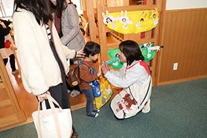作品展参観が行われました　あひる・ひよこ組　NO．2