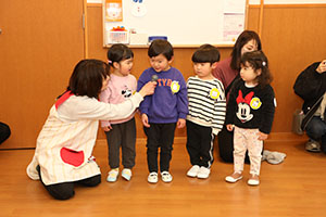 作品展参観が行われました　あひる・ひよこ組　NO．2