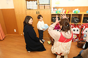 作品展参観が行われました　あひる・ひよこ組　NO．1