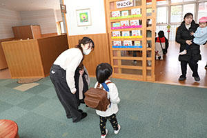 作品展参観が行われました　あひる・ひよこ組　NO．1