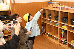 作品展参観が行われました　あひる・ひよこ組　NO．1