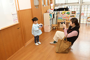作品展参観が行われました　あひる・ひよこ組　NO．1
