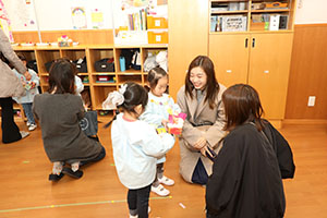 作品展参観が行われました　あひる・ひよこ組　NO．1