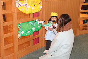作品展参観が行われました　あひる・ひよこ組　NO．1