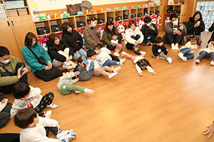 作品展参観が行われました　あひる・ひよこ組　NO．1