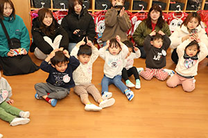 作品展参観が行われました　あひる・ひよこ組　NO．1