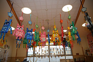 作品展の各クラスの個性あふれる作品　　　年中組