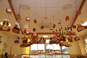 作品展の各クラスの個性あふれる作品　　　年中組