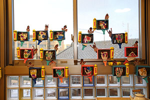 作品展の各クラスの個性あふれる作品　　　年中組