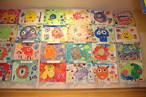 作品展の各クラスの個性あふれる作品　　　年中組
