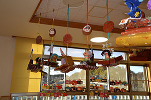 作品展の各クラスの個性あふれる作品　　　年中組