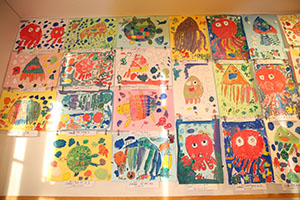 作品展の各クラスの個性あふれる作品　　　年中組