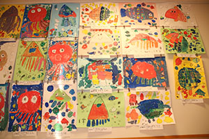 作品展の各クラスの個性あふれる作品　　　年中組