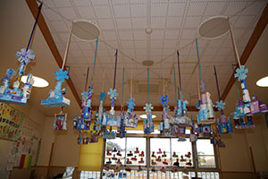 作品展の各クラスの個性あふれる作品　　　年中組