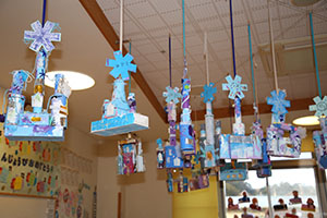 作品展の各クラスの個性あふれる作品　　　年中組