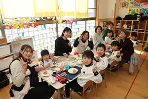 作品展　給食試食会 　　年中組　ー1日目ー