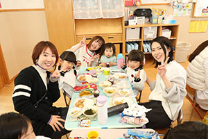 作品展　給食試食会 　　年中組　ー1日目ー