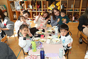 作品展　給食試食会 　　年中組　ー1日目ー