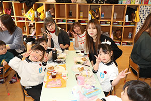 作品展　給食試食会 　　年中組　ー1日目ー