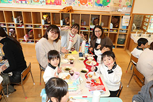 作品展　給食試食会 　　年中組　ー1日目ー