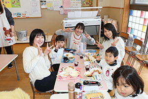作品展　給食試食会 　　年中組　ー1日目ー