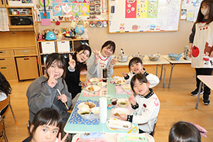 作品展　給食試食会 　　年中組　ー1日目ー
