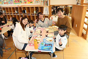 作品展　給食試食会 　　年中組　ー1日目ー