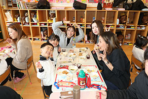 作品展　給食試食会 　　年中組　ー1日目ー