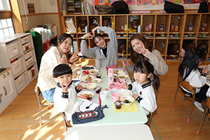 作品展　給食試食会 　　年中組　ー1日目ー