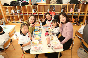 作品展　給食試食会 　　年中組　ー1日目ー