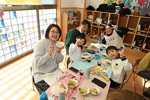作品展　給食試食会 　　年中組　ー1日目ー