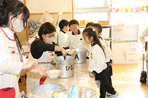 作品展　給食試食会 　　年中組　　ー2日目ー
