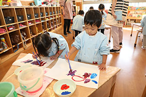 絵具で色遊び　ひよこ