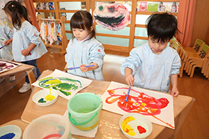 絵具で色遊び　ひよこ