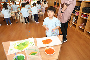 絵具で色遊び　ひよこ