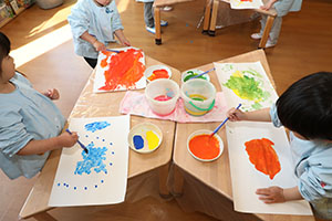 絵具で色遊び　ひよこ