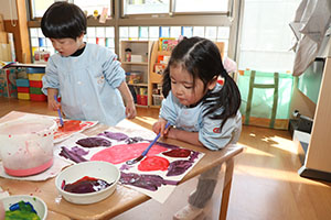 絵具で色遊び　ひよこ
