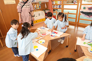 絵具で色遊び　ひよこ